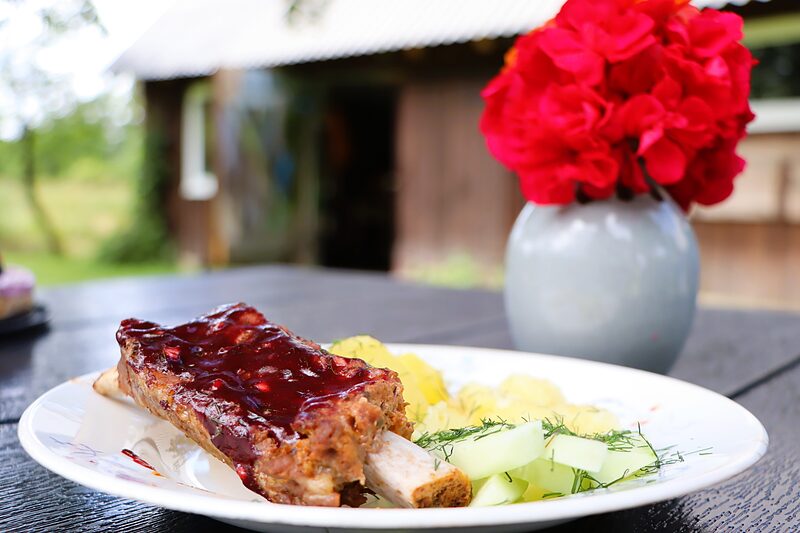 Ēdienkarte. Saimnieka iecienītās ribiņas ar plūškoka BBQ mērci